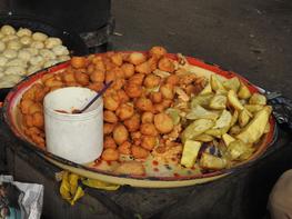 Sweet potato wedges (on right) sold for 5 naira (1.5 US cents) in Kano (Nigeria) alongside fried bean cake, wheat balls and fried ground cassava ©Jen LOW