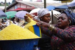 Sale of gari at Bamenda market, Cameroon ©D.Dufour